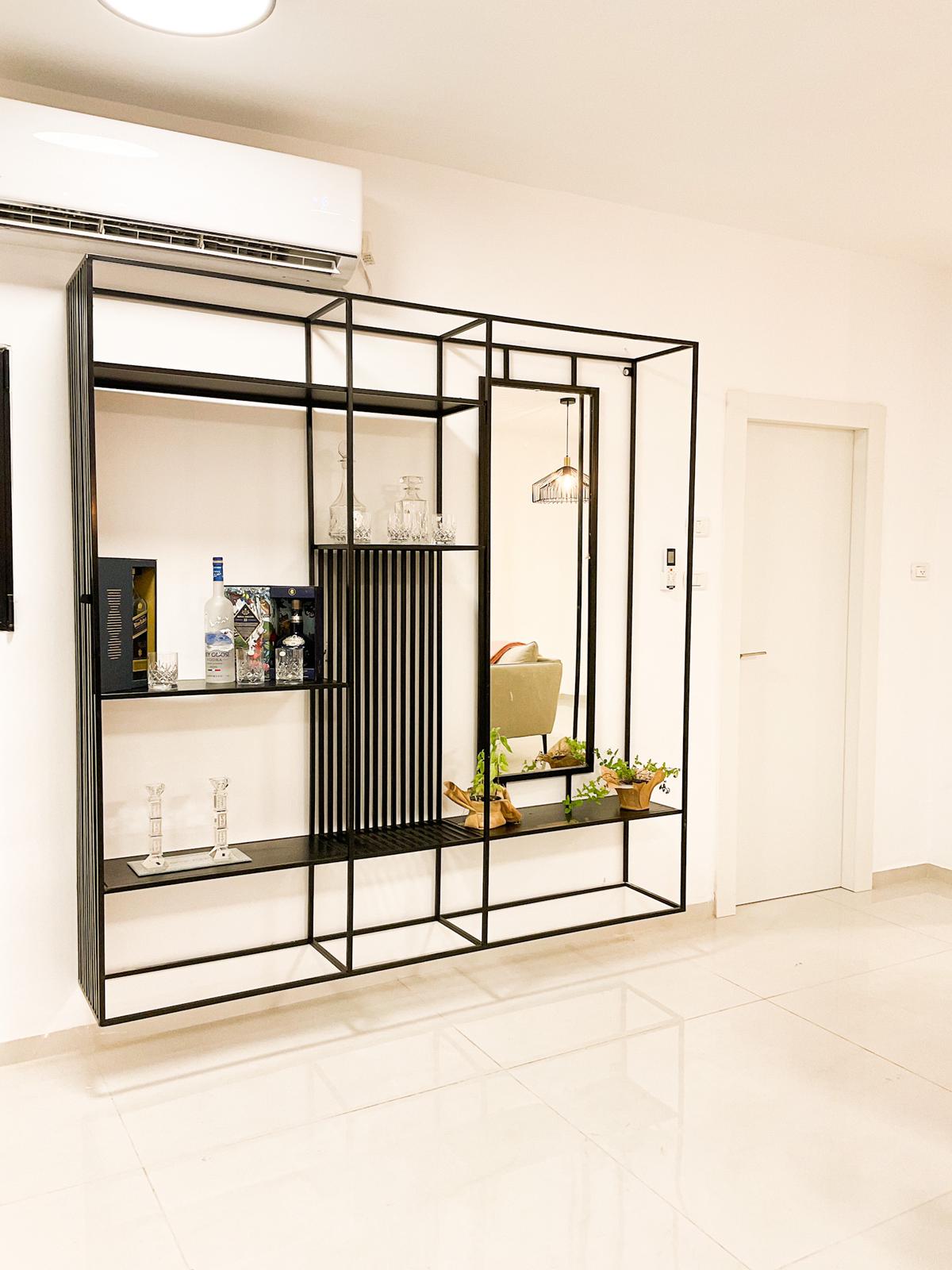 ספרייה תלויה בשילוב מראה